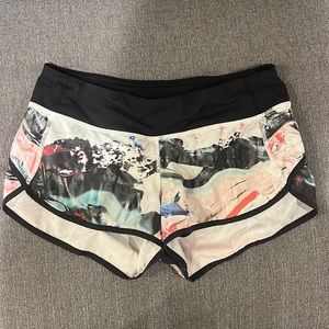Lululemon size 6 speed up 2.5 inch shorts